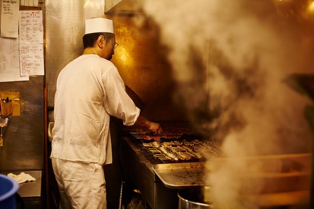 画像: 白焼きにして隣の蒸し器で蒸す