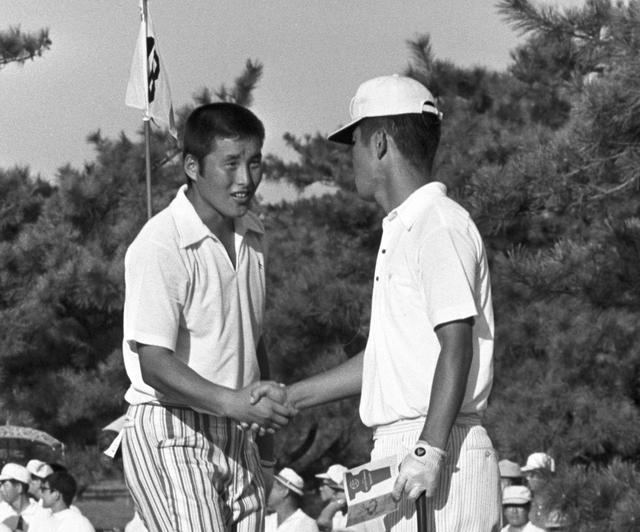 画像: 尾崎将司と健闘を称え合う島田幸作(右)