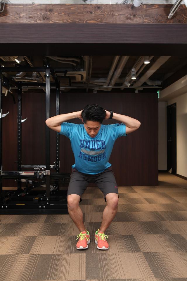 画像: ひざが外側に開かないように注意