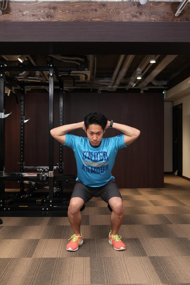 画像: そのまま息を吐きながらしゃがむ