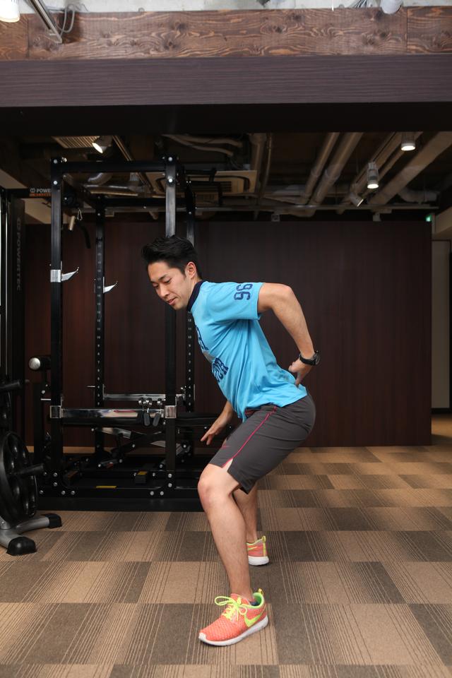 画像: 腰が反ったり、丸まったりしない