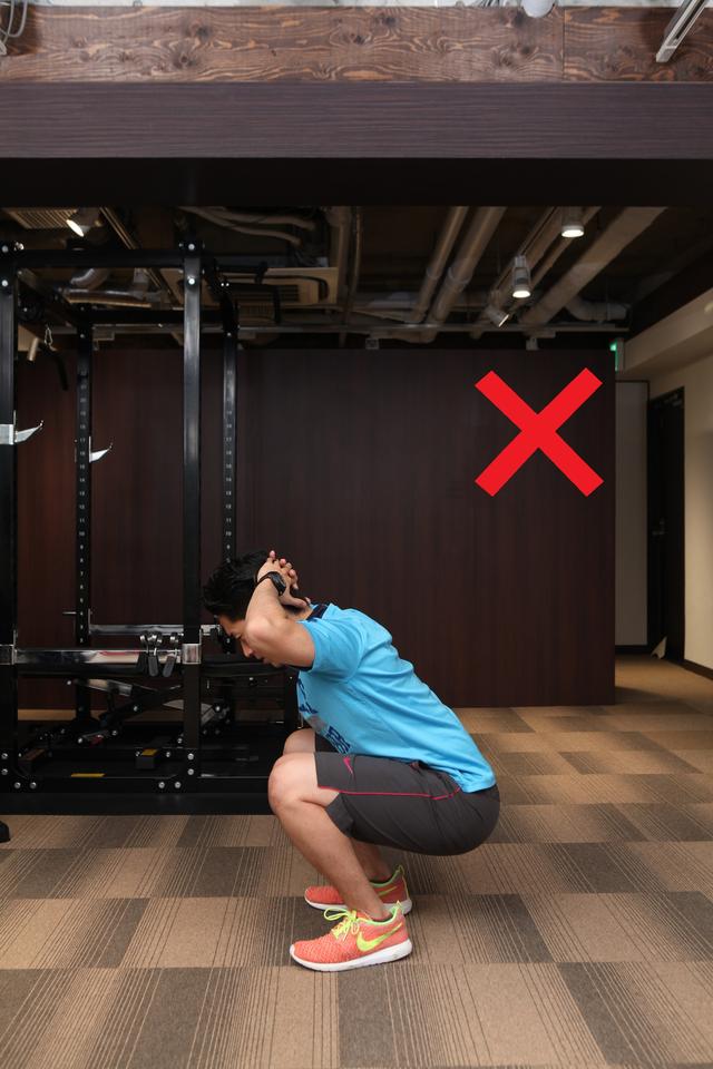 画像: しゃがみ込みすぎないように注意