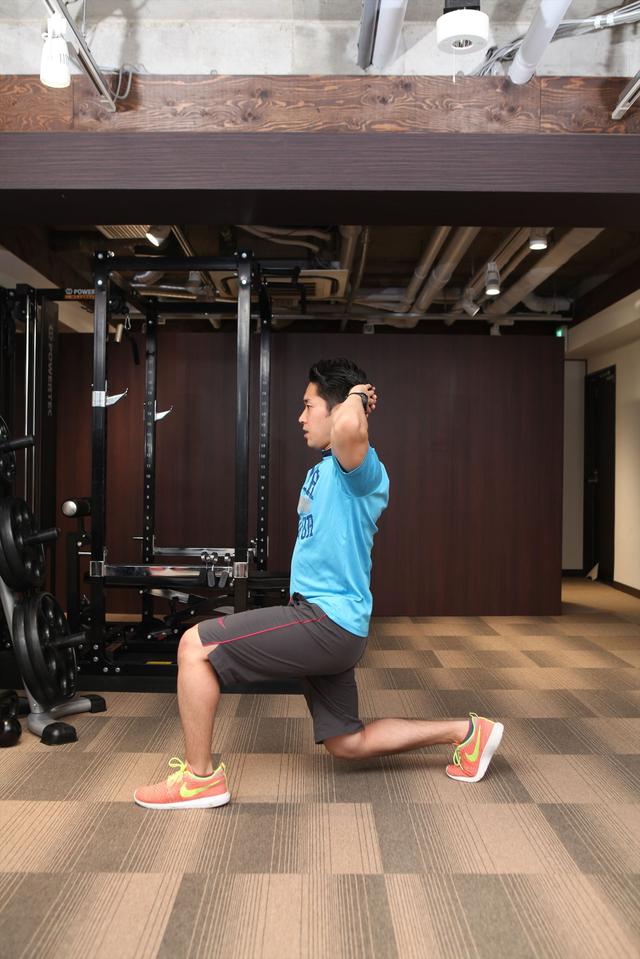 画像: 大きく一歩前へ出て、両ひざ、足首を90度にする