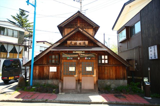 画像: 三角屋根の小さな小屋が目印。付近を流れる川も熱い温泉だったので、名将の由来は『煮るほど熱い川』ということでしょう。