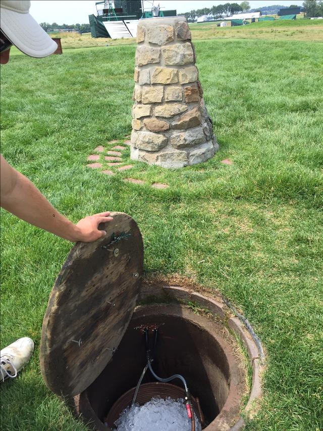 画像: 水の出元を氷で冷やしている