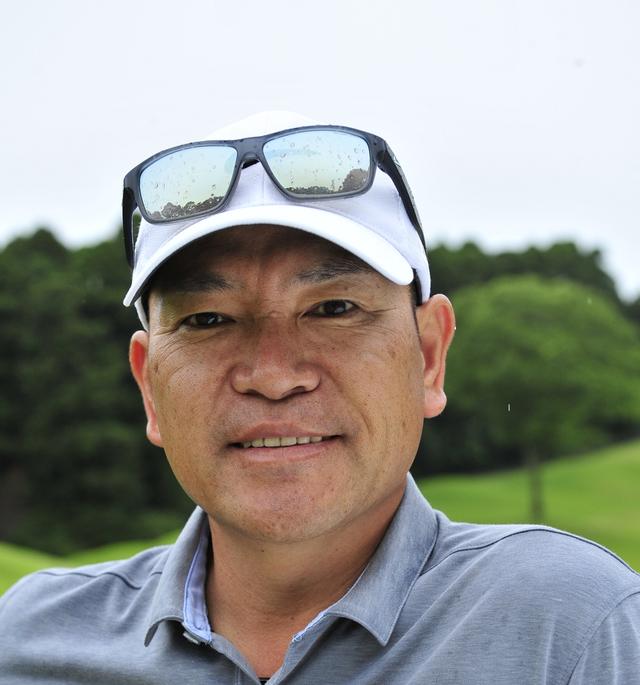 画像: つるみ・こうき。2002年に日本人初の英国PGAディプロマを取得。大山志保をはじめ、多くのプロを鍛え上げた。千葉県のカレドニアン・ゴルフクラブで「鶴見功樹ゴルフアカデミー」を開校中