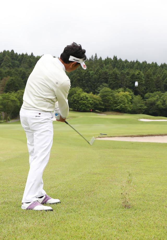画像: ラフからはフライヤーを逆手にとって、短い番手で距離を稼ぐ。その時も力まずに7割のチカラ加減を心がける