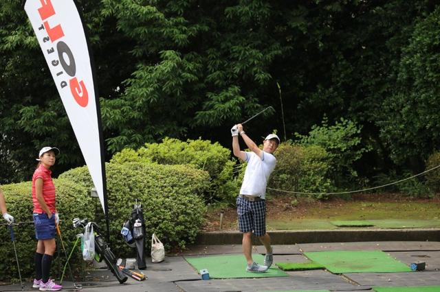 画像: レフティの真野さんから繰り出される鋭いショット
