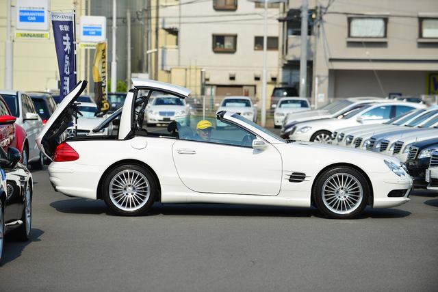 画像: トランク上部から開いていく