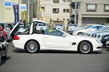 画像: トランク上部から開いていく