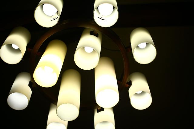 画像: この照明デザインは、現在でも全く古臭さを感じません。