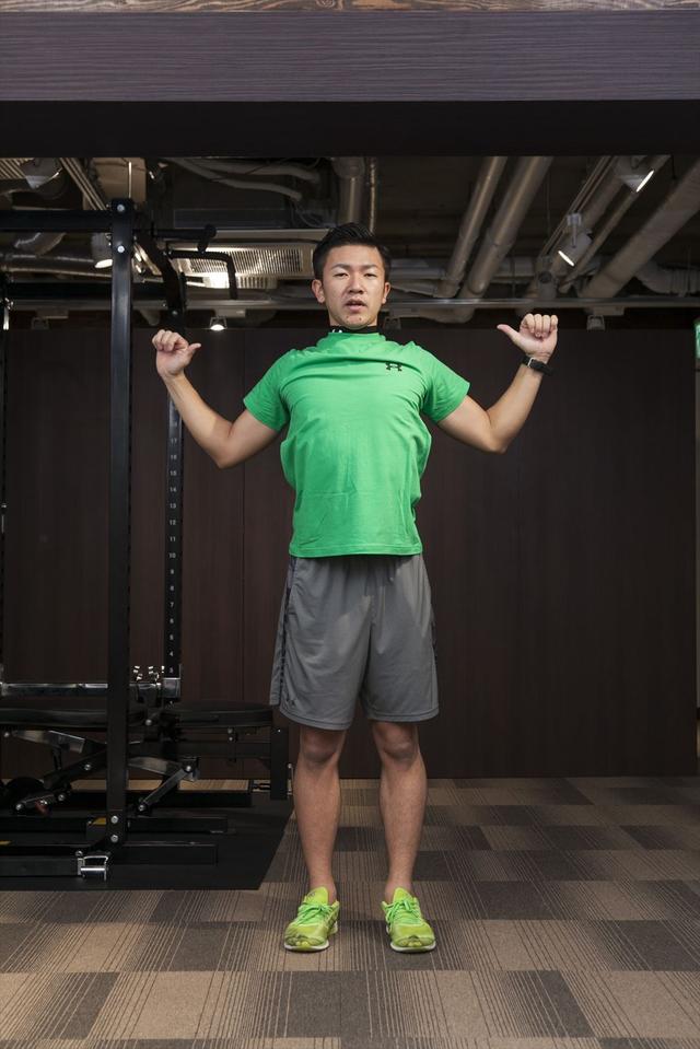 画像: 肩甲骨を寄せる意識で下におろす