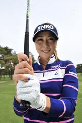 画像: 握り方はいたってオーソドックスだ