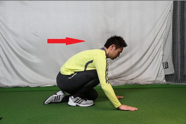 画像: ストレッチ:ひざを折って体ごと前に倒す
