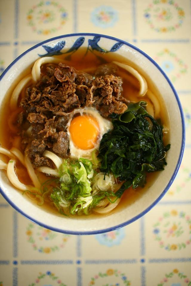 画像: 少し甘辛い肉が卵に絡んでウマイ!