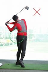 画像: 体をムリに回すと左腰に負担