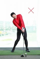 画像: すくい打ちは腰にダメージがかかる