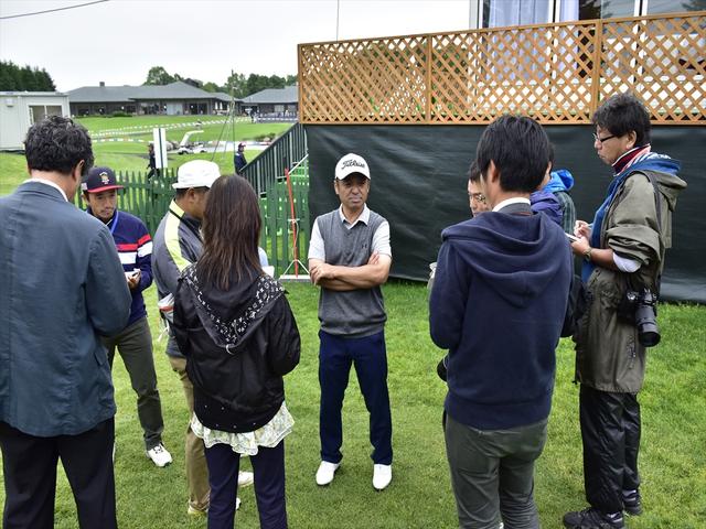 画像: 取材陣に囲まれる伊澤プロ