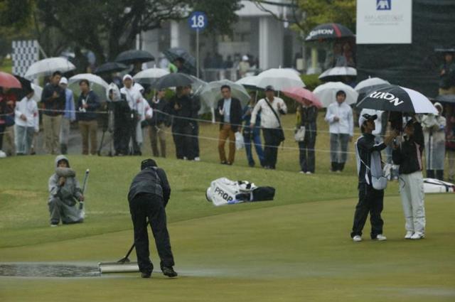 画像: 雨の日の試合は大変だ