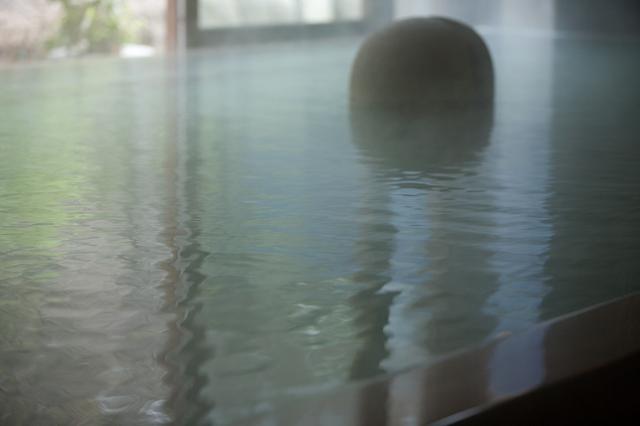 画像: 源泉かけ流しの立ち寄り湯。北原白秋や与謝野晶子もつかったそう。