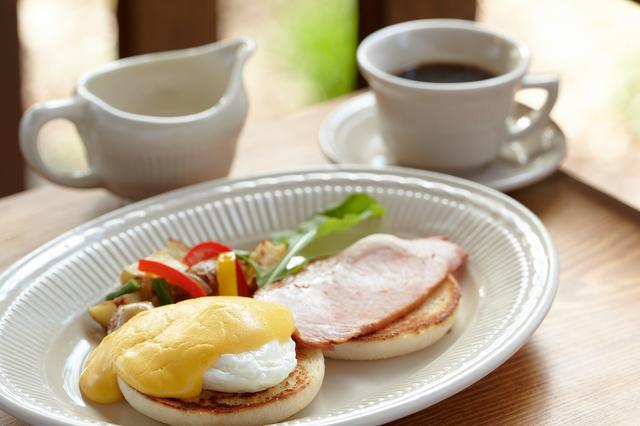 画像: エッグベネディクトは卵黄とバターとレモンのソースでいただく。軽井沢製ハムも美味。