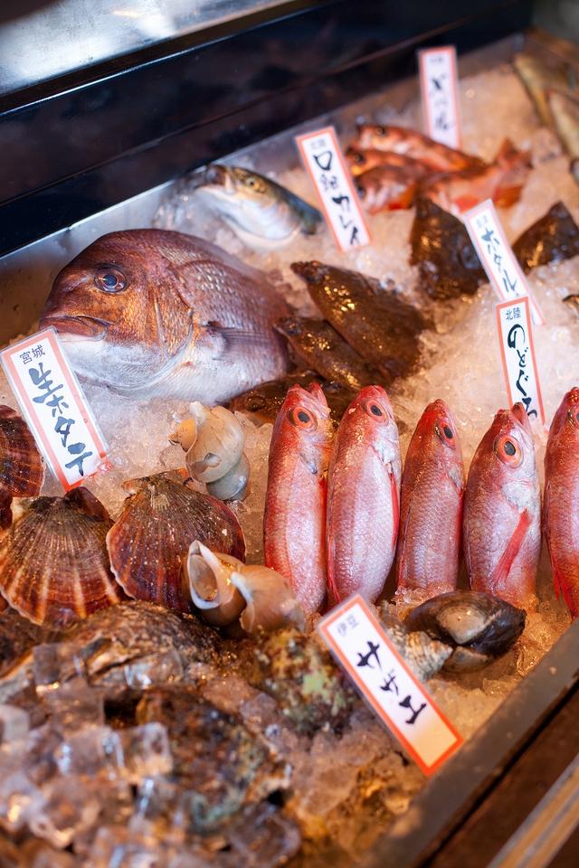 画像: 目の前の魚を選べるカウンター席で全国から選び抜かれた日本酒、焼酎を共に味わえる。今日のゴルフを振り返りながらの一杯は格別だ