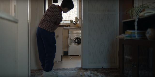 画像: 洗濯機に向かってアプローチの練習
