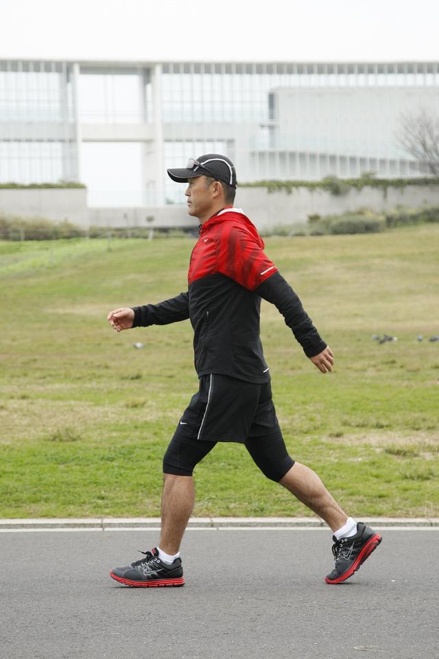 画像: 肩甲骨から動かして腕を振る