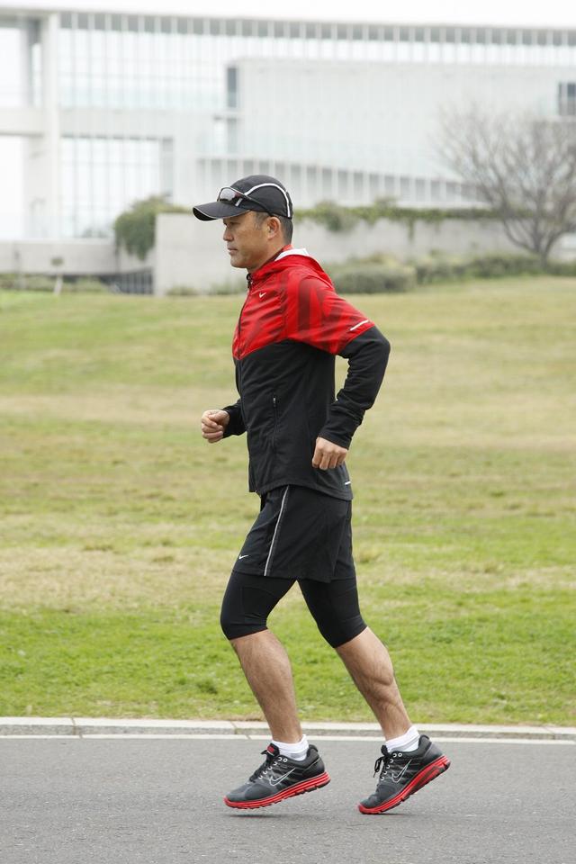 画像: 肩甲骨を動かす