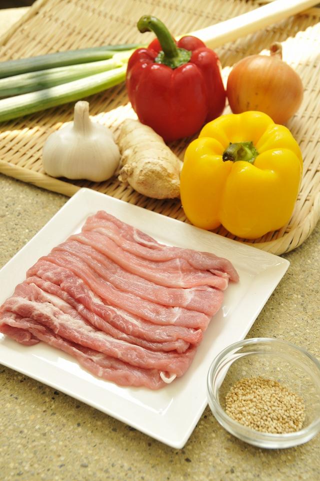 画像: 豚ローススライス 200g ごま油 小さじ2 パプリカ(赤・黄)各1/4個 長ねぎ(白髪ねぎ) 適量 万能ねぎ 適量 白ごま 適量