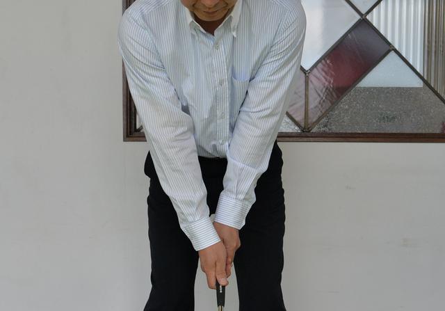 画像: 三角形は両腕を伸ばしてグリップ。軌道はイントゥインになる