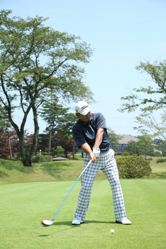 画像: 頭を残そうと思って右に体重が残ったままのダウンスウィングでは、右肩が下がってダフったり極端なインサイドアウト軌道になってのプッシュアウトのミスも出る