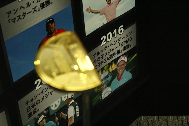 画像: パター越しにブルック・ヘンダーソン