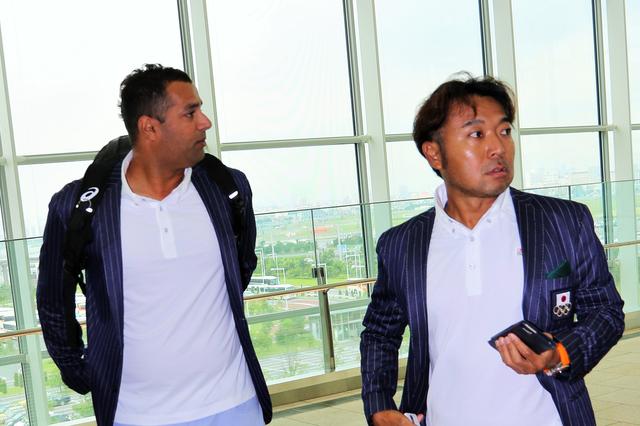 画像: 帯同キャディを務めるラジーフさんと片山晋呉プロ