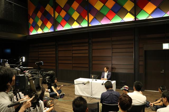 画像: 大勢の報道陣に囲まれる片山プロの出国会見