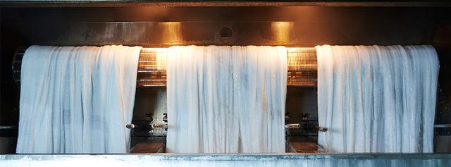 画像: 良質な水を使ったノリ抜き作業 www.maruei-towel.com