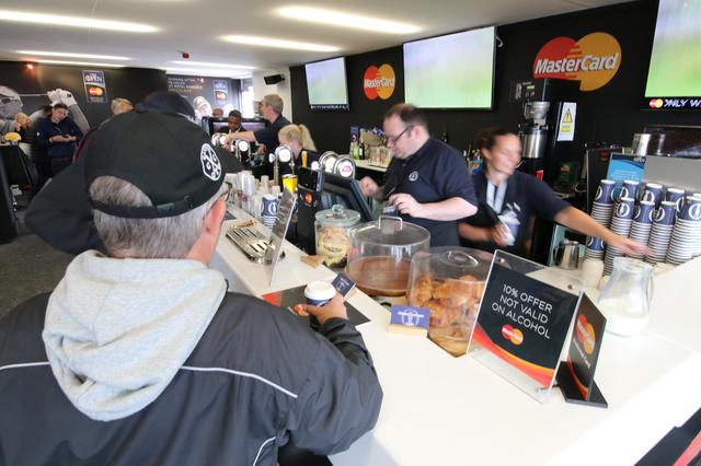 画像: バーカウンターはいつも賑い、ビール、ウィスキー片手にゴルフ談義に花が咲く