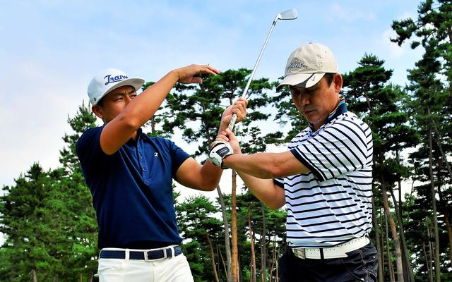 画像: 手で担ぐようにクラブを上げてしまっていた佐々木さん
