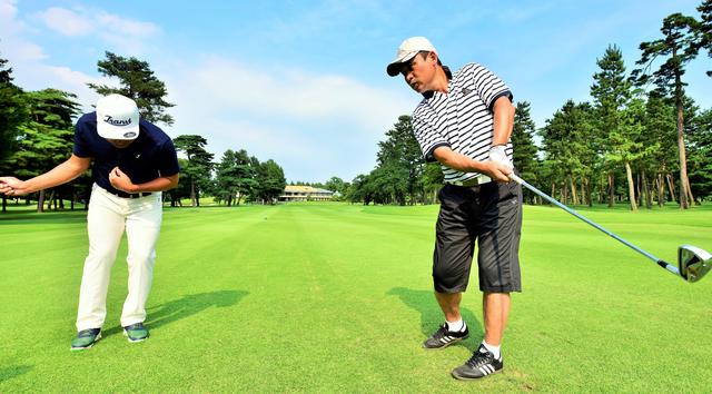 画像: 前傾を深くするとクラブが通るスぺースが広くなる
