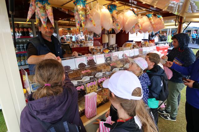 画像: 大人たちのためだけではなく「ザ・スペクターズヴィレッジ」には、子供たちのためのお菓子屋さんも。キャンディはチップス。チョコレートなど好きなものが一杯。子供たちは目を輝かせていた