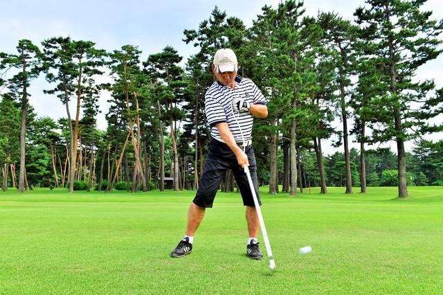 画像: クラブとの距離を一定にすることで力強いインパクトが生まれる