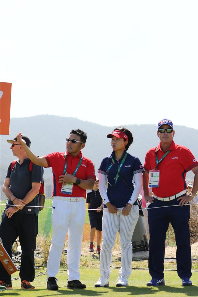 画像: 丸山コーチのアドバイスを受ける大山。池田勇太のプレーを観戦中だ