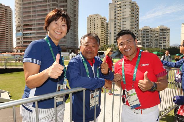 画像: 女子の試合に向けて気合を注入する3人