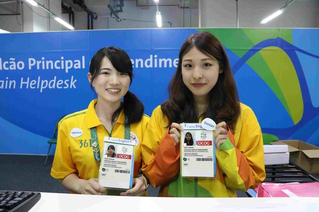 画像: 左が若狭彩花さん(4年生)で英語がペラペラ、右が田澤玲実さん(3年生)で英語と韓国語を話せるトリリンガール(*^^)v