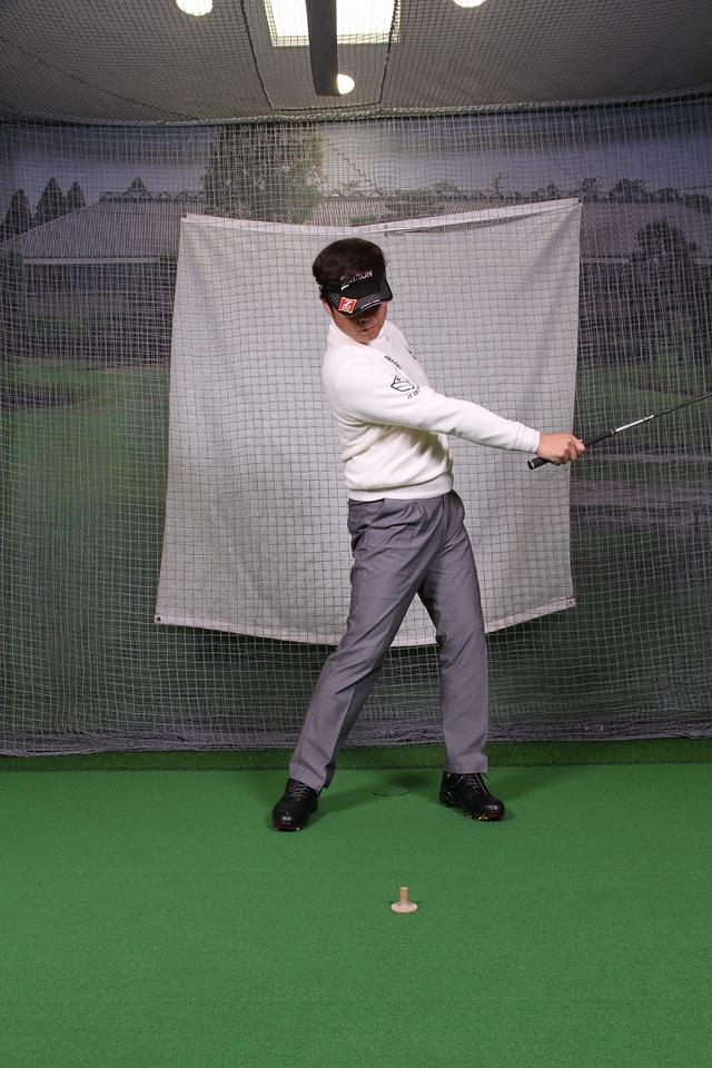 画像6: 飛ばしのポイントは″右手のリリース″!右手1本でクラブを持ってボールを打つ練習しよう