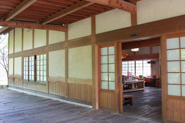 画像: 珪藻土の壁とけやきの香りに思わず深呼吸したくなるフロント棟『けやきハウス』。