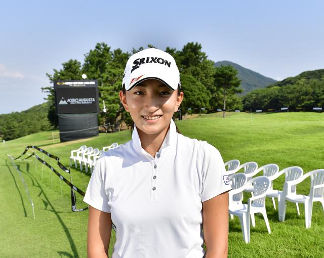 画像1: 片山プロのバッグを担いでいるのは18歳の女の子!