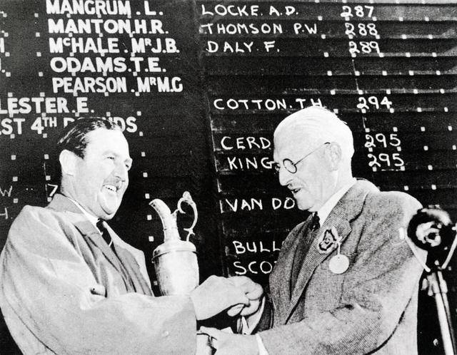 画像: 1952年、ロイヤルリザムでの全英オープンで3度目の優勝を飾り、クラレットジャグを抱くロック(左)。右は20世紀で唯一3年連続全英オープンを制したピーター・トムソン