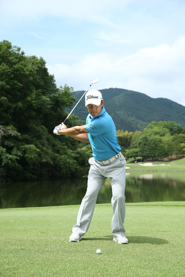 画像8: ”タメの作り方” グリップエンドを右の骨盤にぶつける