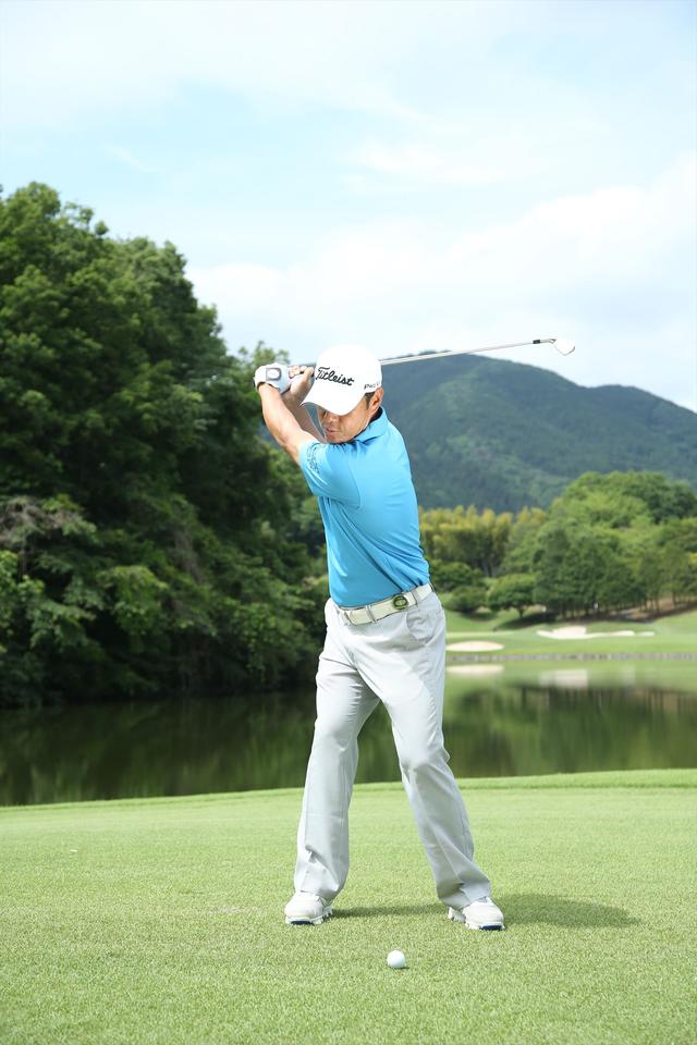 画像7: ”タメの作り方” グリップエンドを右の骨盤にぶつける